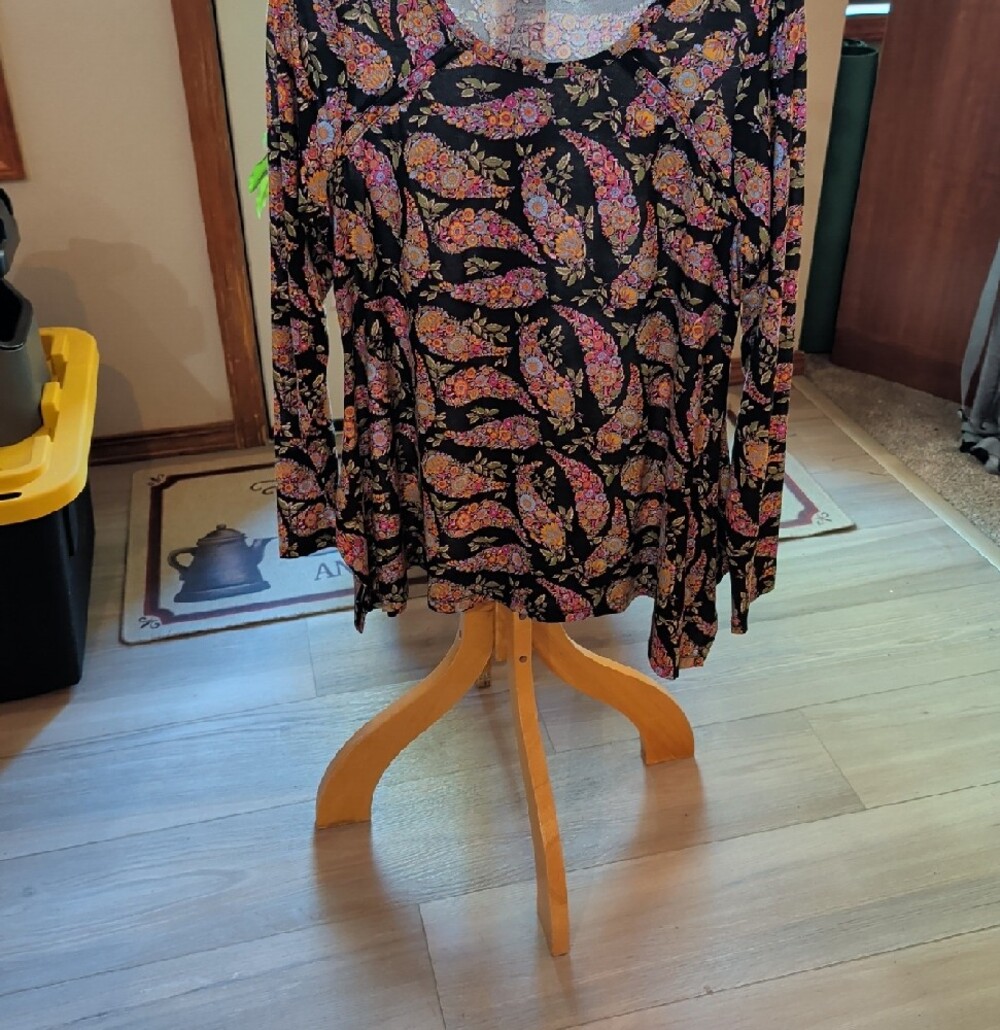 DG2 By Diane Gilman Floral Print Top in Black with Floral Designs ￼